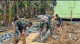 Anggota Satgas TMMD Kodim 1022 Tanah Bumbu bersama warga bergotong royong membangun pondasi rumah penerima bantuan program RTLH di Desa Rejosari, Kecamatan Mantewe.