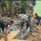 Anggota Satgas TMMD Kodim 1022 Tanah Bumbu bersama warga bergotong royong membangun pondasi rumah penerima bantuan program RTLH di Desa Rejosari, Kecamatan Mantewe.