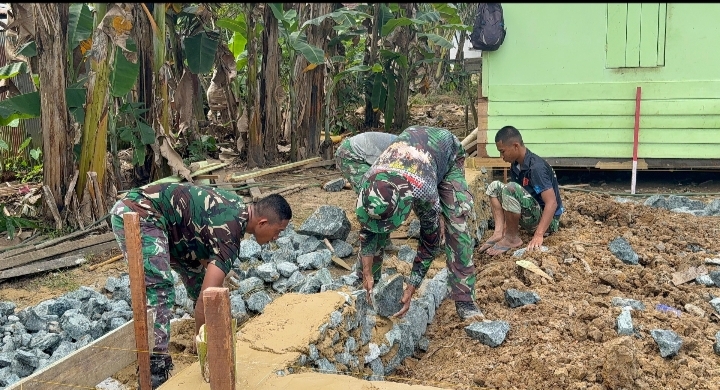 Anggota Satgas TMMD Kodim 1022 Tanah Bumbu bersama warga bergotong royong membangun pondasi rumah penerima bantuan program RTLH di Desa Rejosari, Kecamatan Mantewe.