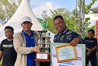 Pemkab Tanah Bumbu menyerahkan Penghargaan Adipura Lokal kepada desa berprestasi dan gelar Aksi Sinergitas Merah Putih 2025
