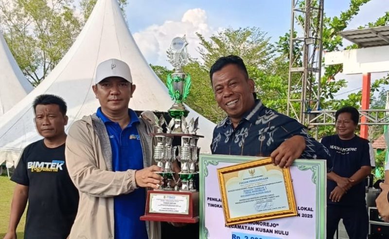 Pemkab Tanah Bumbu menyerahkan Penghargaan Adipura Lokal kepada desa berprestasi dan gelar Aksi Sinergitas Merah Putih 2025