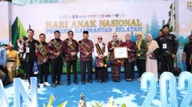 Pengangkatan bupati dan istri menjadi ayah dan bunda forum anak daerah saat Peringatan Hari Anak Nasional 2025 di Kalimantan Selatan