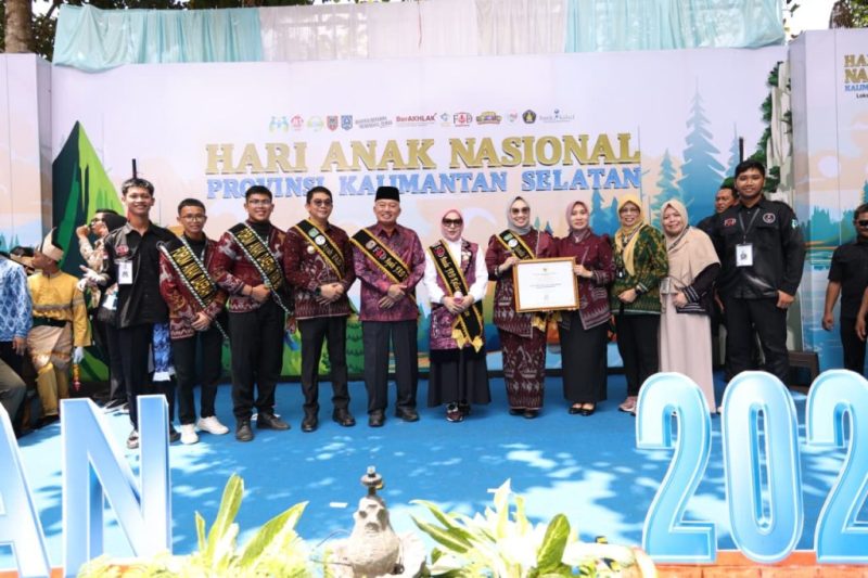 Pengangkatan bupati dan istri menjadi ayah dan bunda forum anak daerah saat Peringatan Hari Anak Nasional 2025 di Kalimantan Selatan