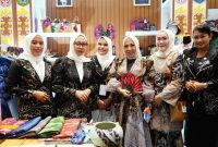Tanah Bumbu tampil di INACRAFT 2025 dengan memamerkan tenun Pagatan dan Sasirangan, wujud komitmen majukan UMKM berbasis budaya