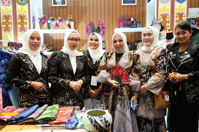 Tanah Bumbu tampil di INACRAFT 2025 dengan memamerkan tenun Pagatan dan Sasirangan, wujud komitmen majukan UMKM berbasis budaya