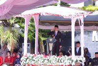 TanahBumbu – Pemerintah Kabupaten Tanah Bumbu melaksanakan Upacara Hari Kesaktian Pancasila tahun 2025 secara khidmat. Upacara terlaksana di halaman Kantor Bupati Tanah Bumbu, Jalan Dharma Praja, Gunung Tinggi, Rabu pagi (1/10/2025).Bupati Tanah Bumbu, Andi Rudi Latif, berperan sebagai Inspektur Upacara. Upacara berlangsung dengan tertib dan khidmat, mencerminkan semangat kebangsaan dan penghormatan terhadap nilai-nilai luhur Pancasila.Kapten Infantri Sahlan Nurdib Yanto sebagai Perwira Upacara, yang menjabat sebagai Pasi Ops Kodim 1022/Tanah Bumbu. Sementara itu, Komandan Upacara dipercayakan kepada Kapten Kav Yudha Wardhana, Pasi Pers Kodim 1022/Tanah Bumbu.Bupati Tanah Bumbu membacakan teks Pancasila. Selain itu, Wakil Ketua I DPRD Tanah Bumbu, H. Hasanuddin, mewakili Ketua DPRD Andrean Atma Maulani membacakan Undang-Undang Dasar Negara Republik Indonesia Tahun 1945. Sementara itu, Sekretaris Daerah Tanah Bumbu, Yulian Herawati membacakan teks ikrar.Bupati Andi Rudi Latif memberikan ucapan selamat dan sukses kepada seluruh peserta upacara saat selesainya upacara. Terkhusus, ia merangkul Komandan Upacara sebagai bentuk apresiasi atas pelaksanaan upacara yang berjalan lancar dan tertib. Bupati juga menyempatkan diri menyapa para peserta dengan penuh kehangatan dan semangat kebersamaan.