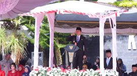 TanahBumbu – Pemerintah Kabupaten Tanah Bumbu melaksanakan Upacara Hari Kesaktian Pancasila tahun 2025 secara khidmat. Upacara terlaksana di halaman Kantor Bupati Tanah Bumbu, Jalan Dharma Praja, Gunung Tinggi, Rabu pagi (1/10/2025).Bupati Tanah Bumbu, Andi Rudi Latif, berperan sebagai Inspektur Upacara. Upacara berlangsung dengan tertib dan khidmat, mencerminkan semangat kebangsaan dan penghormatan terhadap nilai-nilai luhur Pancasila.Kapten Infantri Sahlan Nurdib Yanto sebagai Perwira Upacara, yang menjabat sebagai Pasi Ops Kodim 1022/Tanah Bumbu. Sementara itu, Komandan Upacara dipercayakan kepada Kapten Kav Yudha Wardhana, Pasi Pers Kodim 1022/Tanah Bumbu.Bupati Tanah Bumbu membacakan teks Pancasila. Selain itu, Wakil Ketua I DPRD Tanah Bumbu, H. Hasanuddin, mewakili Ketua DPRD Andrean Atma Maulani membacakan Undang-Undang Dasar Negara Republik Indonesia Tahun 1945. Sementara itu, Sekretaris Daerah Tanah Bumbu, Yulian Herawati membacakan teks ikrar.Bupati Andi Rudi Latif memberikan ucapan selamat dan sukses kepada seluruh peserta upacara saat selesainya upacara. Terkhusus, ia merangkul Komandan Upacara sebagai bentuk apresiasi atas pelaksanaan upacara yang berjalan lancar dan tertib. Bupati juga menyempatkan diri menyapa para peserta dengan penuh kehangatan dan semangat kebersamaan.