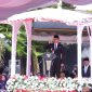 TanahBumbu – Pemerintah Kabupaten Tanah Bumbu melaksanakan Upacara Hari Kesaktian Pancasila tahun 2025 secara khidmat. Upacara terlaksana di halaman Kantor Bupati Tanah Bumbu, Jalan Dharma Praja, Gunung Tinggi, Rabu pagi (1/10/2025).Bupati Tanah Bumbu, Andi Rudi Latif, berperan sebagai Inspektur Upacara. Upacara berlangsung dengan tertib dan khidmat, mencerminkan semangat kebangsaan dan penghormatan terhadap nilai-nilai luhur Pancasila.Kapten Infantri Sahlan Nurdib Yanto sebagai Perwira Upacara, yang menjabat sebagai Pasi Ops Kodim 1022/Tanah Bumbu. Sementara itu, Komandan Upacara dipercayakan kepada Kapten Kav Yudha Wardhana, Pasi Pers Kodim 1022/Tanah Bumbu.Bupati Tanah Bumbu membacakan teks Pancasila. Selain itu, Wakil Ketua I DPRD Tanah Bumbu, H. Hasanuddin, mewakili Ketua DPRD Andrean Atma Maulani membacakan Undang-Undang Dasar Negara Republik Indonesia Tahun 1945. Sementara itu, Sekretaris Daerah Tanah Bumbu, Yulian Herawati membacakan teks ikrar.Bupati Andi Rudi Latif memberikan ucapan selamat dan sukses kepada seluruh peserta upacara saat selesainya upacara. Terkhusus, ia merangkul Komandan Upacara sebagai bentuk apresiasi atas pelaksanaan upacara yang berjalan lancar dan tertib. Bupati juga menyempatkan diri menyapa para peserta dengan penuh kehangatan dan semangat kebersamaan.