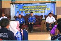 Sekretaris Dinas PMD Tanah Laut bersama narasumber saat membuka Rapat Koordinasi Peraturan Perundangan Aset Desa Tahun Anggaran 2025 di Aula Kecamatan Pelaihari, Rabu (1/10/2025).