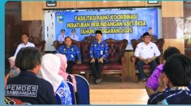 Sekretaris Dinas PMD Tanah Laut bersama narasumber saat membuka Rapat Koordinasi Peraturan Perundangan Aset Desa Tahun Anggaran 2025 di Aula Kecamatan Pelaihari, Rabu (1/10/2025).