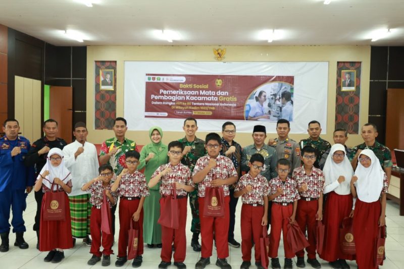 Kodim 1022 Tanah Bumbu gelar baksos pemeriksaan mata dan pembagian kacamata gratis bersama Pemkab dan GK Foundation peringati HUT TNI