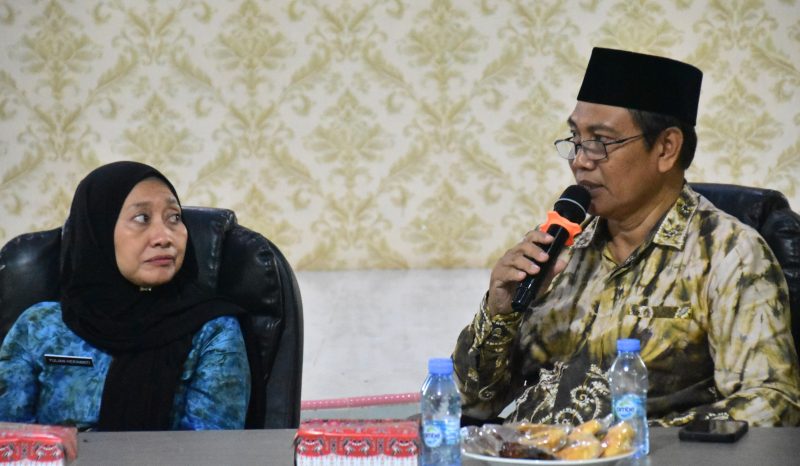 Plh. Kepala Kantor Kemenag Tanah Bumbu, H. Khairun Noor (kanan), menyampaikan sambutan dalam rapat koordinasi penjadwalan ulang MTQN XXI Kabupaten Tanah Bumbu, didampingi oleh Sekretaris Daerah Tanah Bumbu, Yulian Helawati (kiri), di Aula Kantor Kemenag Tanbu, Jumat (3/10/2025).