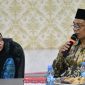 Plh. Kepala Kantor Kemenag Tanah Bumbu, H. Khairun Noor (kanan), menyampaikan sambutan dalam rapat koordinasi penjadwalan ulang MTQN XXI Kabupaten Tanah Bumbu, didampingi oleh Sekretaris Daerah Tanah Bumbu, Yulian Helawati (kiri), di Aula Kantor Kemenag Tanbu, Jumat (3/10/2025).