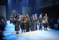 Bupati Tanah Laut H. Rahmat Trianto dan Ketua Dekranasda Ibu Dian Rahmat berpose bersama desainer Mel Ahyar dan para model usai peragaan busana bertema “Mel Ahyar Archipelago Tanah Laut” di ajang Plaza Indonesia Men’s Fashion Week 2025.