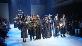 Bupati Tanah Laut H. Rahmat Trianto dan Ketua Dekranasda Ibu Dian Rahmat berpose bersama desainer Mel Ahyar dan para model usai peragaan busana bertema “Mel Ahyar Archipelago Tanah Laut” di ajang Plaza Indonesia Men’s Fashion Week 2025.