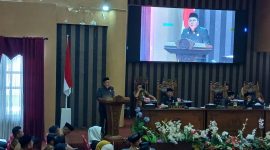 Gt Erwin Ariffin dari Fraksi NasDem Sejahtera menyampaikan pandangan umum fraksi dalam rapat paripurna DPRD Tanah Bumbu terkait Raperda pembentukan 17 desa baru, Selasa (7/10/2025).