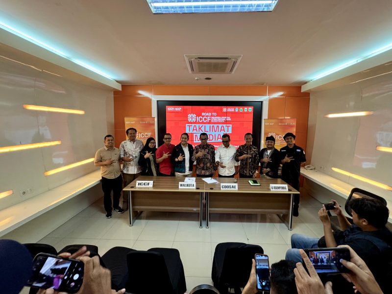 Para perwakilan ICCN, panitia pelaksana, dan pemangku kebijakan Malang Raya berfoto bersama usai kegiatan Taklimat Media “Road to ICCF 2025” di Malang, sebagai bagian dari persiapan menuju penyelenggaraan Indonesia Creative Cities Festival (ICCF) 2025 pada 6–10 November mendatang.