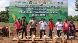 Kapolres Tanah Bumbu AKBP Arief Prasetya bersama perwakilan Bulog, Dinas Pertanian, PT Arutmin Indonesia, Camat Simpang Empat, dan petani, berpose usai kegiatan tanam jagung serentak kuartal IV dalam rangka mendukung swasembada pangan tahun 2025, Rabu (8/10/2025).