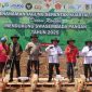 Kapolres Tanah Bumbu AKBP Arief Prasetya bersama perwakilan Bulog, Dinas Pertanian, PT Arutmin Indonesia, Camat Simpang Empat, dan petani, berpose usai kegiatan tanam jagung serentak kuartal IV dalam rangka mendukung swasembada pangan tahun 2025, Rabu (8/10/2025).