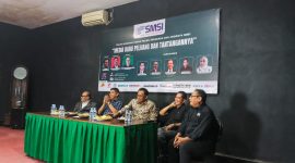 Ketua Umum SMSI, Firdaus (tengah), bersama para narasumber dalam pembukaan Dialog Nasional bertajuk 