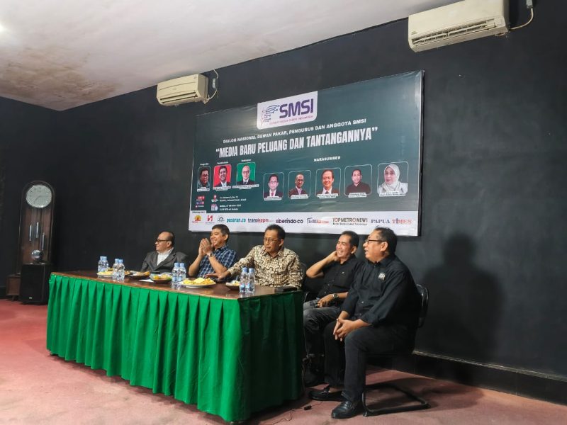 Ketua Umum SMSI, Firdaus (tengah), bersama para narasumber dalam pembukaan Dialog Nasional bertajuk 