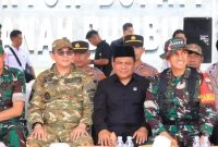 Wakil Ketua I DPRD Tanah Bumbu H. Hasanuddin (tengah berbaju hitam) bersama Bupati Tanah Bumbu, Letkol Inf Zierda Aulia Salam, jajaran Forkopimda, dan unsur TNI-Polri saat menghadiri pembukaan TMMD ke-126 yang digelar di halaman Kantor Bupati Tanah Bumbu, Rabu (8/10/2025).