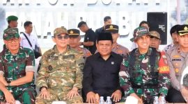 Wakil Ketua I DPRD Tanah Bumbu H. Hasanuddin (tengah berbaju hitam) bersama Bupati Tanah Bumbu, Letkol Inf Zierda Aulia Salam, jajaran Forkopimda, dan unsur TNI-Polri saat menghadiri pembukaan TMMD ke-126 yang digelar di halaman Kantor Bupati Tanah Bumbu, Rabu (8/10/2025).