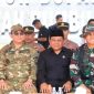 Wakil Ketua I DPRD Tanah Bumbu H. Hasanuddin (tengah berbaju hitam) bersama Bupati Tanah Bumbu, Letkol Inf Zierda Aulia Salam, jajaran Forkopimda, dan unsur TNI-Polri saat menghadiri pembukaan TMMD ke-126 yang digelar di halaman Kantor Bupati Tanah Bumbu, Rabu (8/10/2025).
