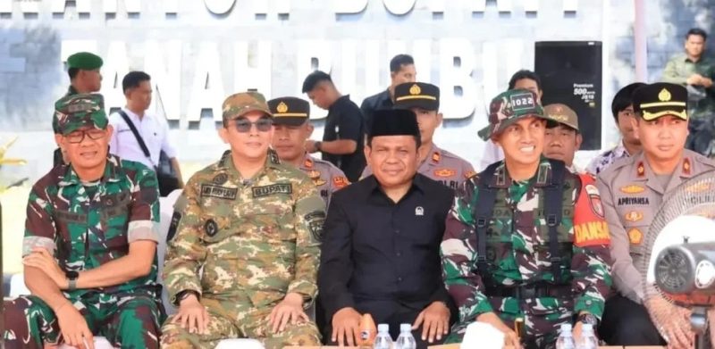 Wakil Ketua I DPRD Tanah Bumbu H. Hasanuddin (tengah kemeja hitam) bersama Bupati Tanah Bumbu H. Andi Rudi Latif, Dandim 1022/Tanah Bumbu Letkol Inf Zierda Aulia Salam, dan unsur Forkopimda lainnya saat pembukaan TMMD ke-126 di Halaman Kantor Bupati Tanah Bumbu, Rabu (8/10/2025).
Sumber: Humas Sekretariat DPRD Tanah Bumbu