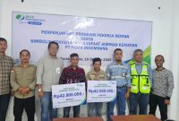 Kepala Bidang Kepesertaan BPJS Ketenagakerjaan Batulicin, Yoga Suci Hartas, bersama Project Manager PT Pama Indomining, Abdul Basir, menyerahkan santunan Jaminan Kematian (JKM) senilai Rp42 juta kepada dua ahli waris pekerja rentan, di Batulicin, Jumat (10/10/2025).