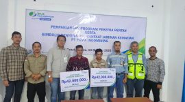 Kepala Bidang Kepesertaan BPJS Ketenagakerjaan Batulicin, Yoga Suci Hartas, bersama Project Manager PT Pama Indomining, Abdul Basir, menyerahkan santunan Jaminan Kematian (JKM) senilai Rp42 juta kepada dua ahli waris pekerja rentan, di Batulicin, Jumat (10/10/2025).