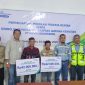 Kepala Bidang Kepesertaan BPJS Ketenagakerjaan Batulicin, Yoga Suci Hartas, bersama Project Manager PT Pama Indomining, Abdul Basir, menyerahkan santunan Jaminan Kematian (JKM) senilai Rp42 juta kepada dua ahli waris pekerja rentan, di Batulicin, Jumat (10/10/2025).
