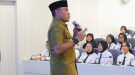 Bupati Tanah Laut H. Rahmat Trianto menegaskan pentingnya membentuk ASN yang profesional dan bermakna dalam pengabdian, saat membuka Latsar CPNS, Senin (13/10/2025).