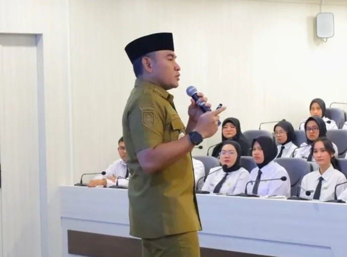 Bupati Tanah Laut H. Rahmat Trianto menegaskan pentingnya membentuk ASN yang profesional dan bermakna dalam pengabdian, saat membuka Latsar CPNS, Senin (13/10/2025).