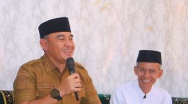 Bupati Tanah Laut H. Rahmat Trianto saat bersilaturahmi dan berdialog bersama Pimpinan Pondok Pesantren Darussalim, KH. Jamil Hasim, di Kecamatan Bati-Bati, Senin (13/10/2025).
