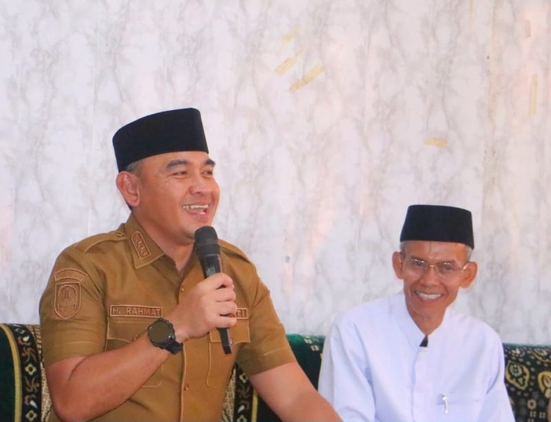 Bupati Tanah Laut H. Rahmat Trianto saat bersilaturahmi dan berdialog bersama Pimpinan Pondok Pesantren Darussalim, KH. Jamil Hasim, di Kecamatan Bati-Bati, Senin (13/10/2025).