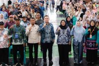 Anggota Komisi IX DPR RI Mariana bersama jajaran dan peserta sosialisasi Program Makan Bergizi Gratis (MBG) berfoto bersama usai kegiatan di Gedung Hafiyun, Banjarmasin, Kamis (9/10/2025).