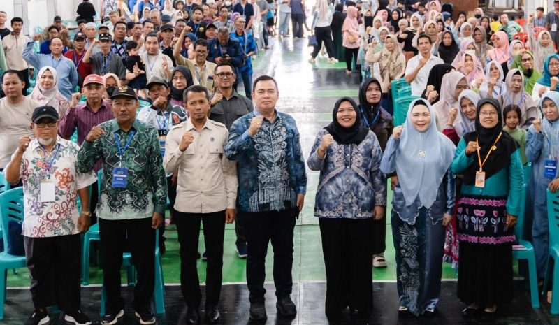 Anggota Komisi IX DPR RI Mariana bersama jajaran dan peserta sosialisasi Program Makan Bergizi Gratis (MBG) berfoto bersama usai kegiatan di Gedung Hafiyun, Banjarmasin, Kamis (9/10/2025).