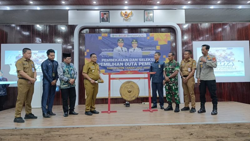 Wakil Bupati Tanah Laut, H. Muhammad Zazuli, membuka Pemilihan Duta Pemuda 2025 di Algoritma Resto, Selasa (14/10/2025).
