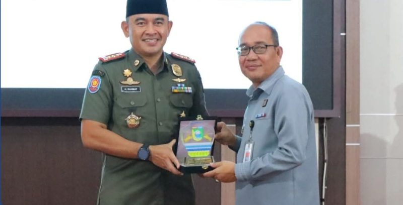 Bupati Tanah Laut, H. Rahmat Trianto, membuka secara resmi Sosialisasi Pos Bantuan Hukum (Posbankum) Desa/Kelurahan se-Kabupaten Tanah Laut Tahun 2025 di Gedung Sarantang Saruntung, Senin (14/10/2025).