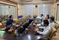 Perwakilan BPJS Ketenagakerjaan Batulicin saat memberikan sosialisasi penggunaan aplikasi Jamsostek Mobile (JMO) kepada karyawan PT. Lintas Fortuna Nusantara di ruang meeting perusahaan, Senin (14/10/2025).