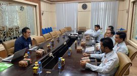 Perwakilan BPJS Ketenagakerjaan Batulicin saat memberikan sosialisasi penggunaan aplikasi Jamsostek Mobile (JMO) kepada karyawan PT. Lintas Fortuna Nusantara di ruang meeting perusahaan, Senin (14/10/2025).