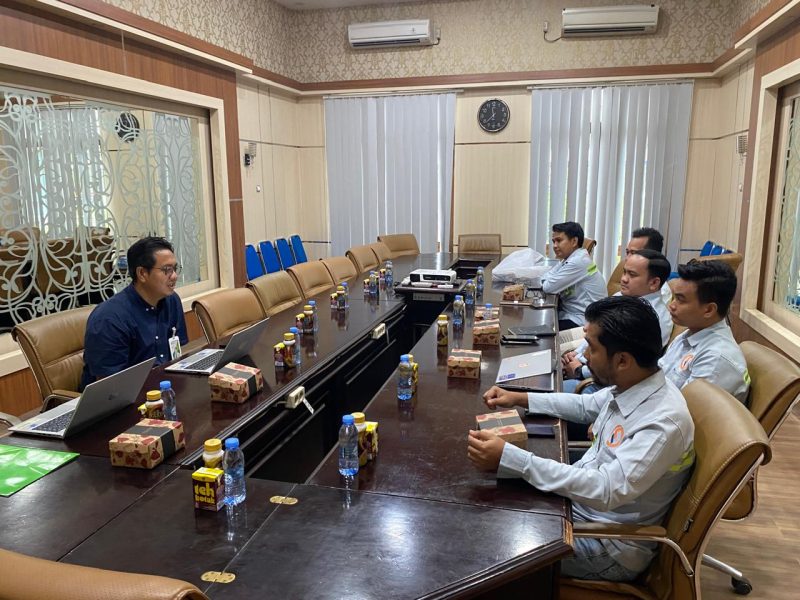 Perwakilan BPJS Ketenagakerjaan Batulicin saat memberikan sosialisasi penggunaan aplikasi Jamsostek Mobile (JMO) kepada karyawan PT. Lintas Fortuna Nusantara di ruang meeting perusahaan, Senin (14/10/2025).