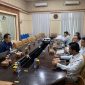 Perwakilan BPJS Ketenagakerjaan Batulicin saat memberikan sosialisasi penggunaan aplikasi Jamsostek Mobile (JMO) kepada karyawan PT. Lintas Fortuna Nusantara di ruang meeting perusahaan, Senin (14/10/2025).