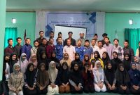 Para mahasiswa Universitas Nahdlatul Ulama Kalimantan Selatan (UNUKASE) berfoto bersama usai kegiatan sosialisasi dan pengarahan calon penerima Beasiswa KIP Kuliah Tahun 2025 yang digelar di Aula Gedung Dakwah UNUKASE, Senin (13/10/2025).