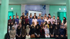 Para mahasiswa Universitas Nahdlatul Ulama Kalimantan Selatan (UNUKASE) berfoto bersama usai kegiatan sosialisasi dan pengarahan calon penerima Beasiswa KIP Kuliah Tahun 2025 yang digelar di Aula Gedung Dakwah UNUKASE, Senin (13/10/2025).