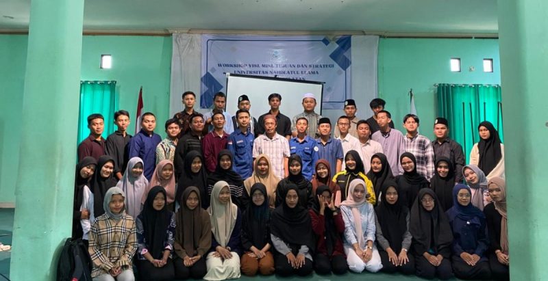 Para mahasiswa Universitas Nahdlatul Ulama Kalimantan Selatan (UNUKASE) berfoto bersama usai kegiatan sosialisasi dan pengarahan calon penerima Beasiswa KIP Kuliah Tahun 2025 yang digelar di Aula Gedung Dakwah UNUKASE, Senin (13/10/2025).
