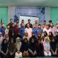 Para mahasiswa Universitas Nahdlatul Ulama Kalimantan Selatan (UNUKASE) berfoto bersama usai kegiatan sosialisasi dan pengarahan calon penerima Beasiswa KIP Kuliah Tahun 2025 yang digelar di Aula Gedung Dakwah UNUKASE, Senin (13/10/2025).
