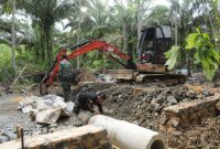 TNI dan warga Tanah Bumbu bergotong royong membangun gorong-gorong TMMD ke-126 untuk memperlancar akses dan meningkatkan kesejahteraan