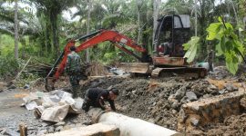 TNI dan warga Tanah Bumbu bergotong royong membangun gorong-gorong TMMD ke-126 untuk memperlancar akses dan meningkatkan kesejahteraan